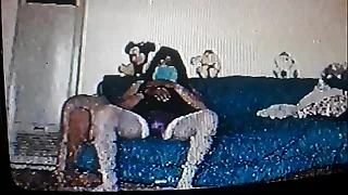 Hola pues aquí en casa cuidando a mi h. que no llegue su mamá y freeze alle en 20 uñas con su conpadre